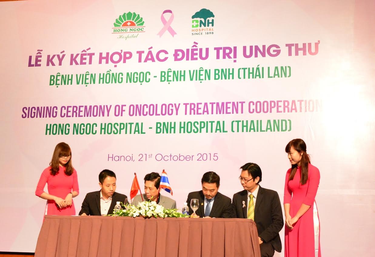 Lễ ký kết hợp tác điều trị ung thư giữa Bệnh viện Hồng Ngọc và Bệnh viện BNH Thái Lan. Ảnh: BTC