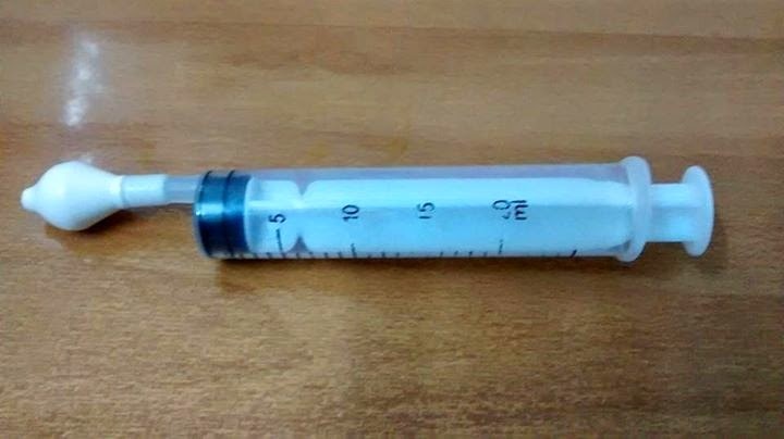 Dung xilanh rua mui cho tre: Tho bao va nguy hiem hinh anh