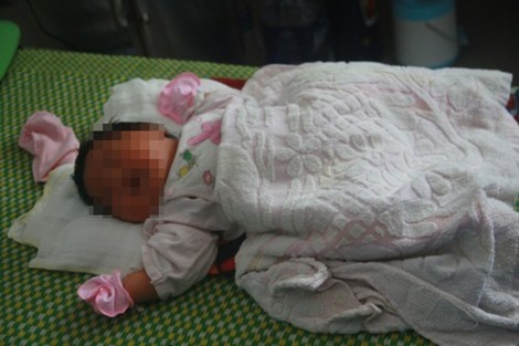 Trẻ vừa sinh có cân nặng 5,2 kg. Ảnh: QUANG NAM