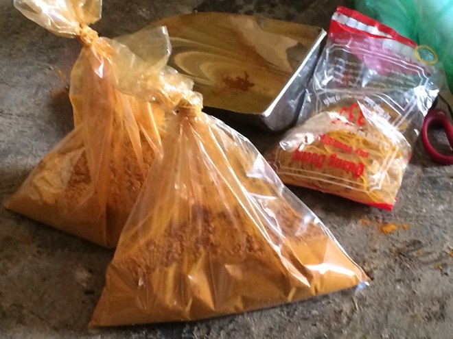 Chất vàng ô được một số doanh nghiệp trộn vào thức ăn chăn nuôi. Ảnh: N.L.