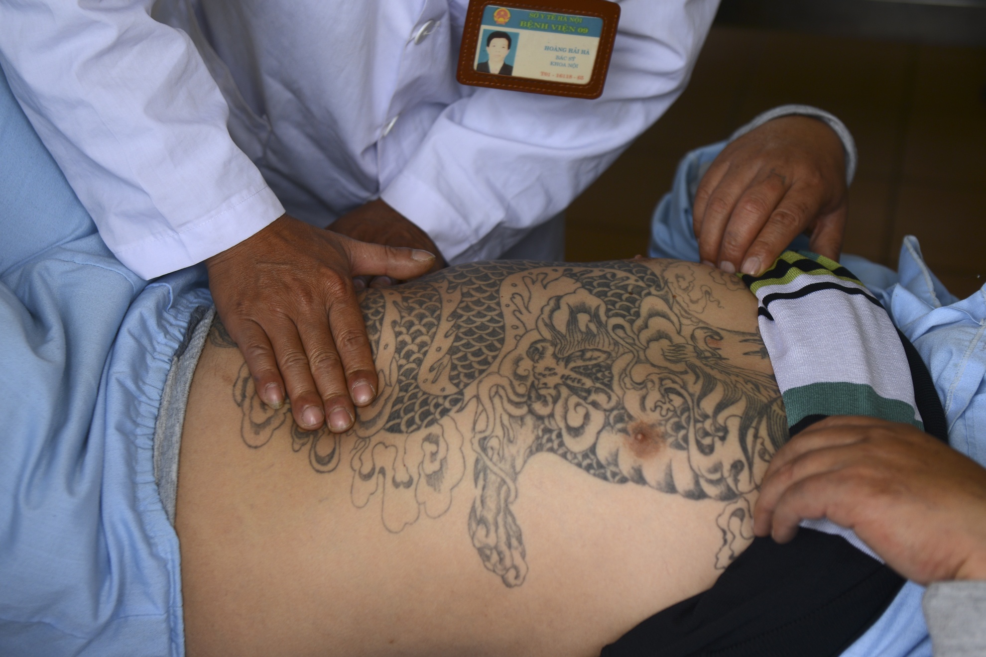 Nhung bac si va benh nhan co doc o benh vien dieu tri AIDS hinh anh