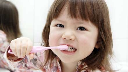 Quan niem sai lam khi khong cho tre danh rang som hinh anh
