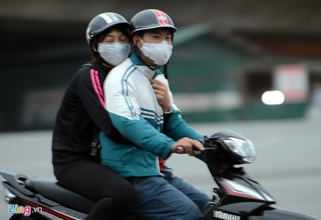 Đeo khẩu trang để bảo vệ họng khi trời lạnh là điều cần thiết. Ảnh: Anh Tuấn