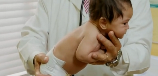 Chieu do em be 'sieu gon, sieu nhanh' cua bac si nhi khoa hinh anh