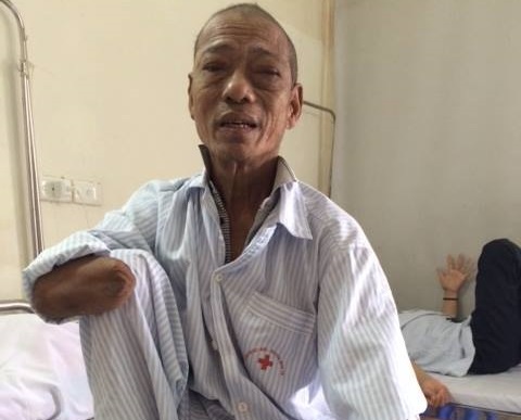 12 nam chong choi benh ung thu cua nguoi dan ong ngheo hinh anh