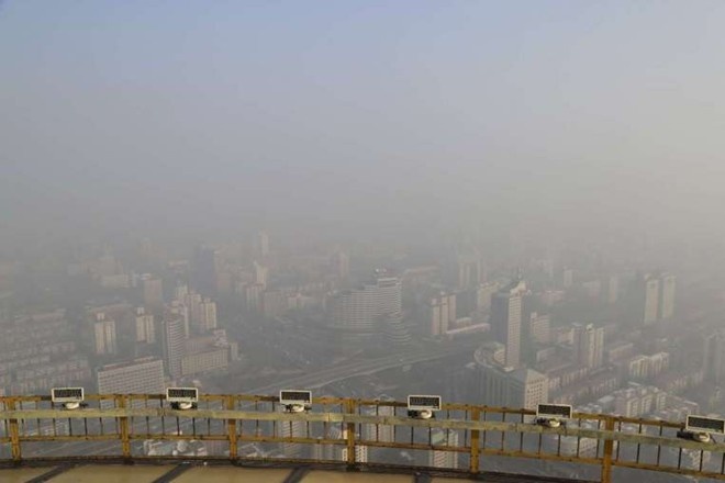 Sương mù dày đặc tại Bắc Kinh ngày 27/11. Ảnh: Reuters