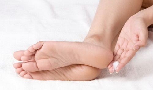 Doi pho voi nut got chan vao mua lanh hinh anh