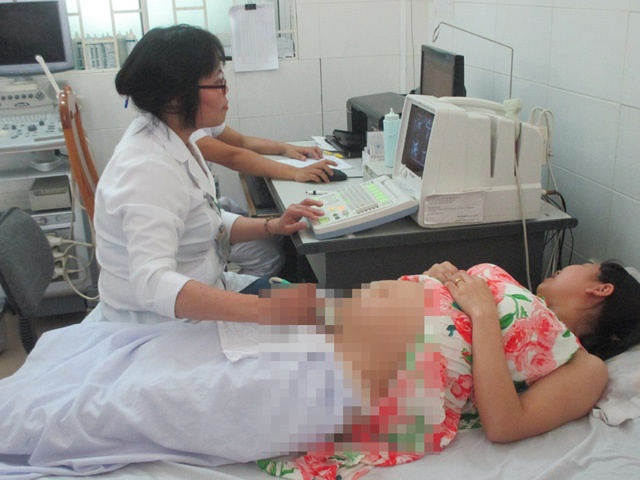 Me tu ruoc hiem nguy vi ep con 'ra dung gio dep' hinh anh