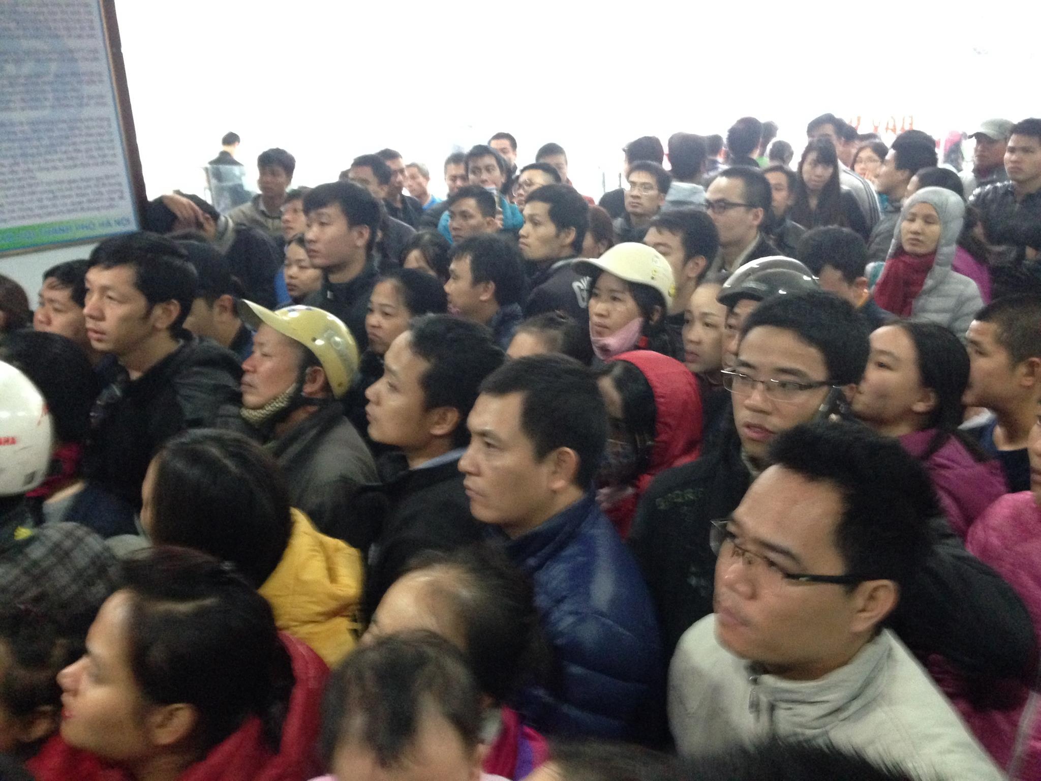 Cảnh hỗn loạn chờ tiêm vắc xin Pentaxim tại 182 Lương Thế Vinh sáng 25/12