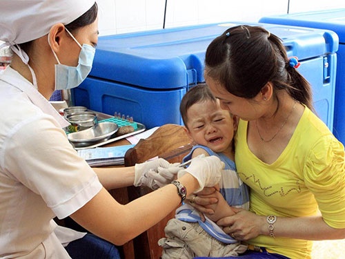 Quinvaxem hay Pentaxim deu co the xay ra bien chung hinh anh