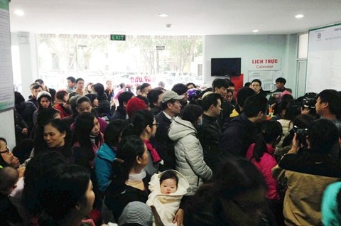 Sáng 25/12, người dân chen lấn đăng ký tiêm dịch vụ tại Phòng tiêm 182 Lương Thế Vinh, Hà Nội sáng 25/12