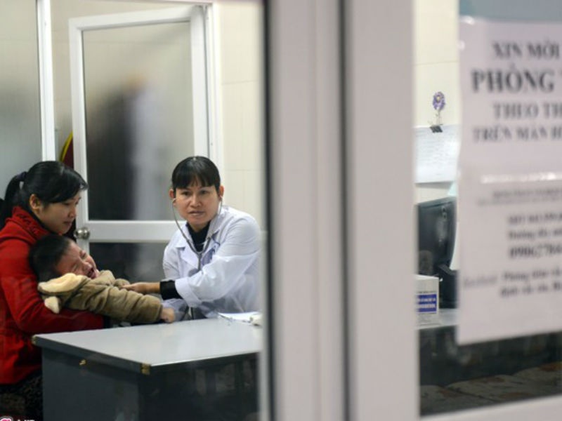 Nhieu phu huynh khong biet dang ky tiem vac xin qua mang hinh anh