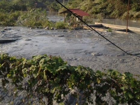 Bun thai chi tran ra song va cap do nguy hiem voi nguoi dan hinh anh