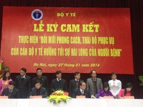 Benh vien ky cam ket doi moi thai do phuc vu benh nhan hinh anh