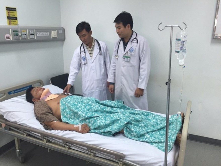 Nhung bac si bay sang nuoc ban cuu nguoi dem Giao thua hinh anh