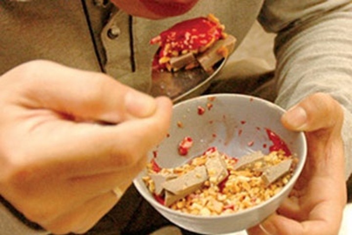 Tu vong sau khi an tiet canh, long lon hinh anh