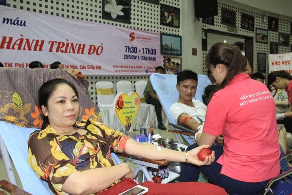 Hien mau cuu hang nghin tre em nhan dip 1/6 hinh anh