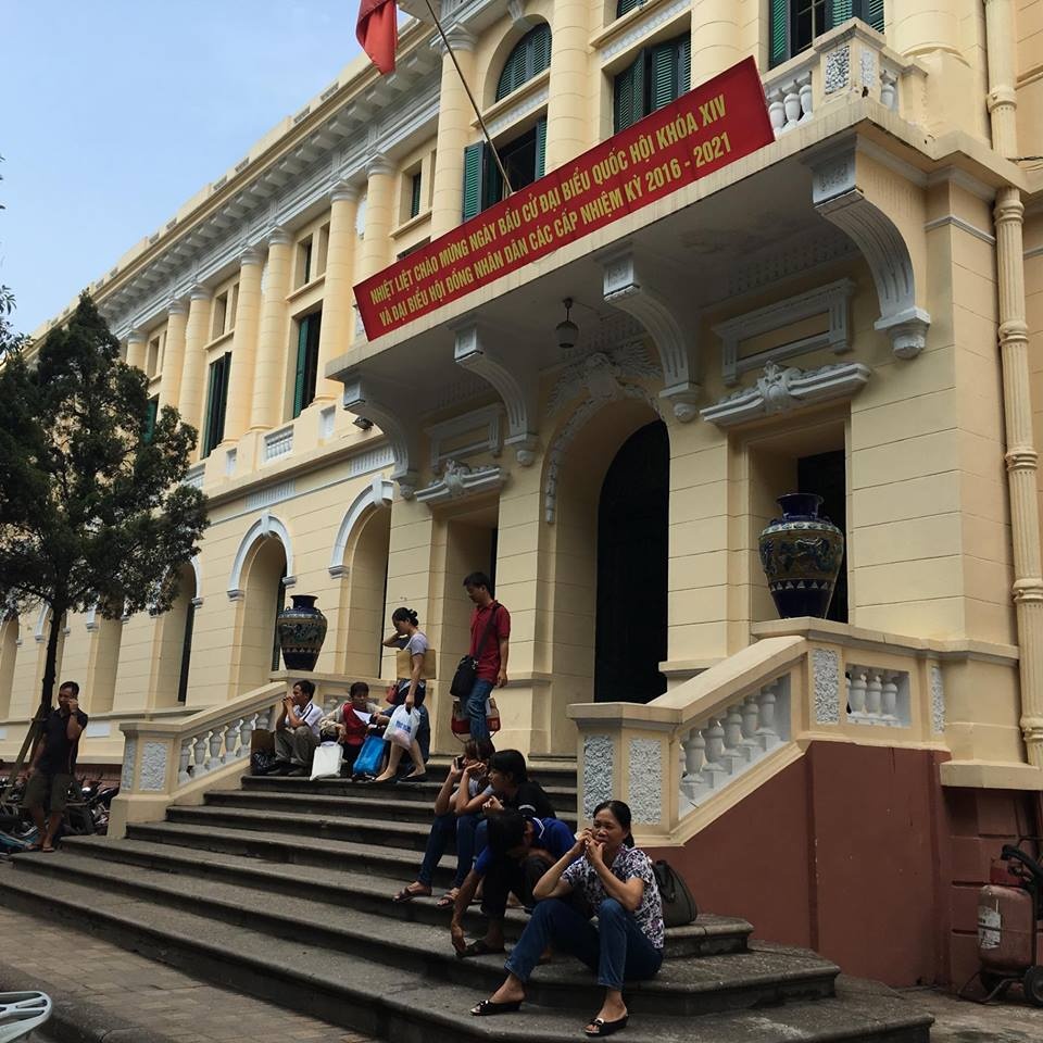 bác sĩ bệnh viện K nhận phong bì ảnh 1 bac si benh vien K nhan phong bi anh 1