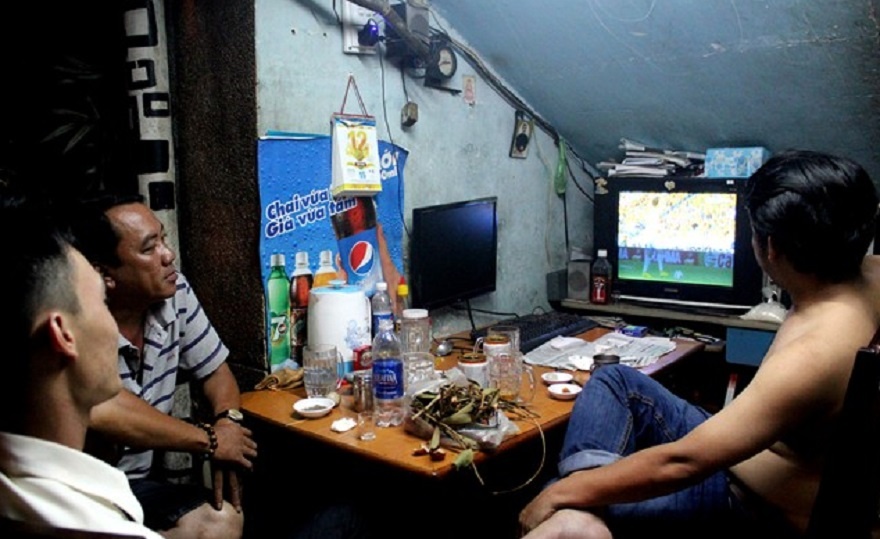 Nguy hiem khi thuc khuya trien mien xem bong da hinh anh