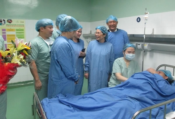 120 em be ra doi bang thu tinh trong ong nghiem o Da Nang hinh anh