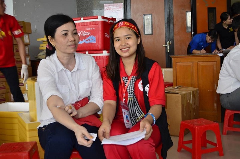 Nguoi phu nu hien mau 50 lan hinh anh