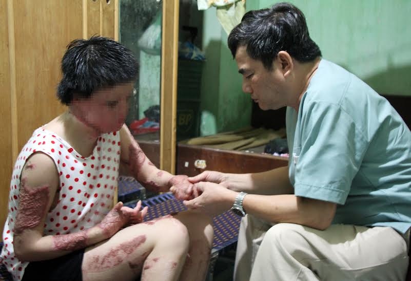 TS Tho truc tiep tham kham cho co gai bi chong dot nay hinh anh