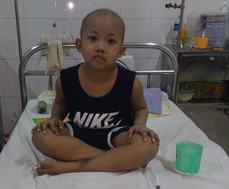 Be 6 tuoi ung thu mau di can tuy khat khao di hoc hinh anh