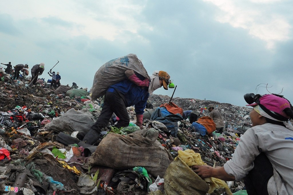 Moi nguy hiem khi song gan bai rac khong lo hinh anh