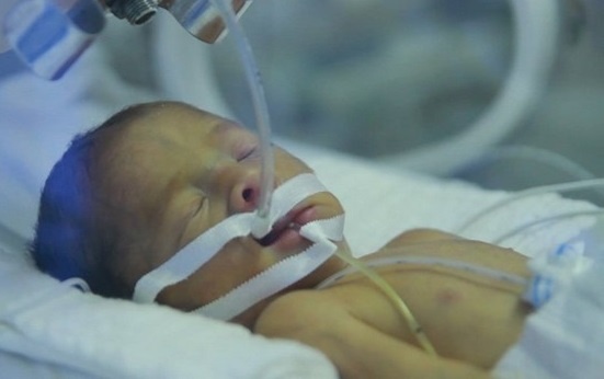 Con trai thieu uy Dau Thi Huyen Tram xuat vien hinh anh