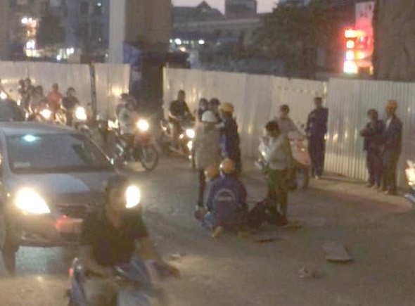 Cong nhan roi tu duong sat tren cao xuong dat anh 1