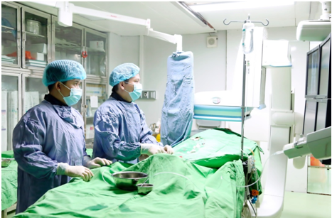 Can thiep kip thoi cuu song 8X bi liet nua nguoi hinh anh