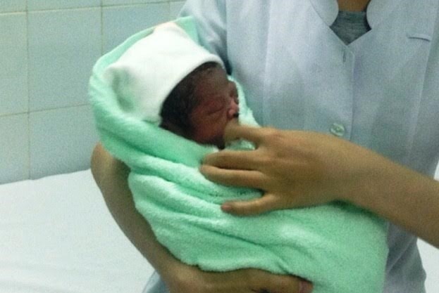 Bat ngo sinh con khi kham dau bung la chuyen kho tin hinh anh