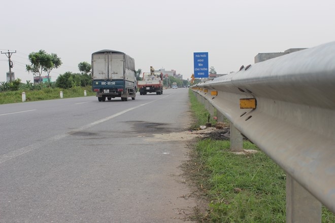 Nguoi phu nu di xe SH bi chem tu vong anh 1