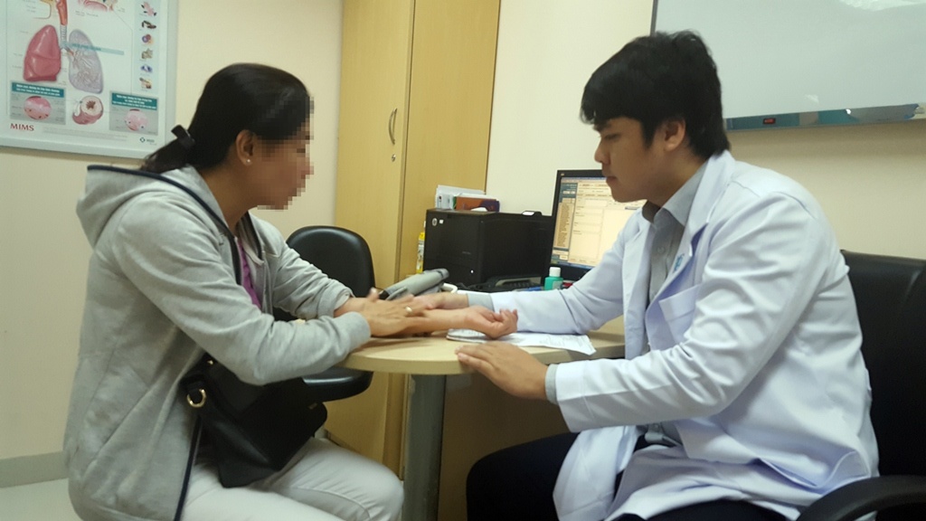 Chung benh nguy hiem do dung thuoc, my pham tuy tien hinh anh