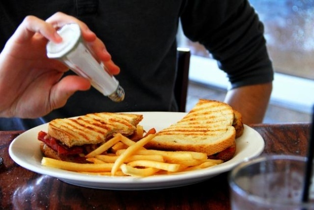 Hai thoi quen cuc ky nguy hiem co the lam mat than hinh anh