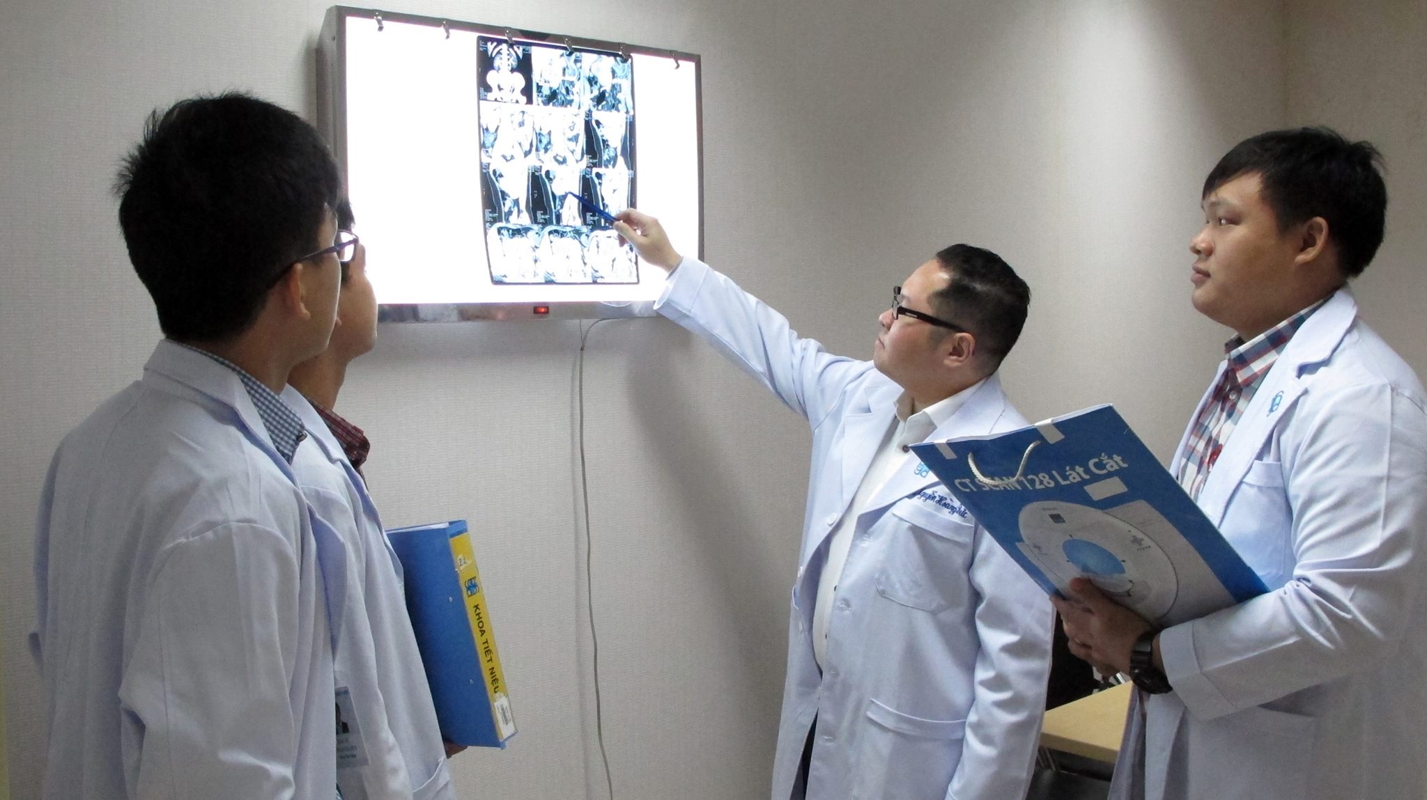 Bi dau tuc vung lung, co gai 24 tuoi mac ung thu than hinh anh