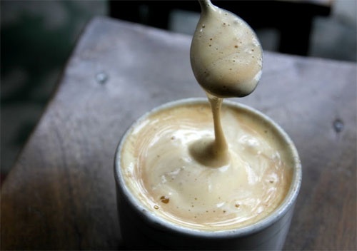 Bac si chung kien ban than soc phan ve vi uong ca phe trung hinh anh