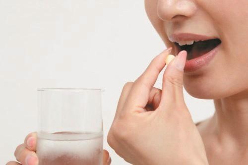 Nu sinh nguy kich do tu y dung thuoc ho hinh anh