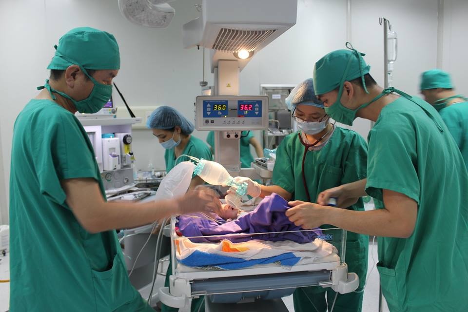 bé sơ sinh bị lộ nội tạng ảnh 1 be so sinh bi lo noi tang anh 1