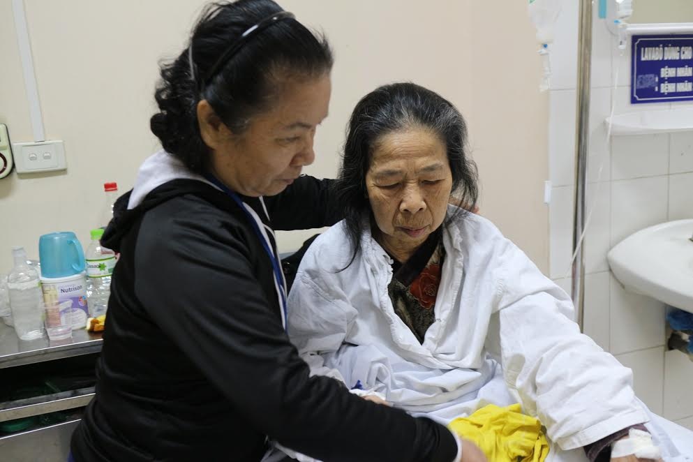 Cu ba ban ca gia tai khong du tien chua benh hinh anh