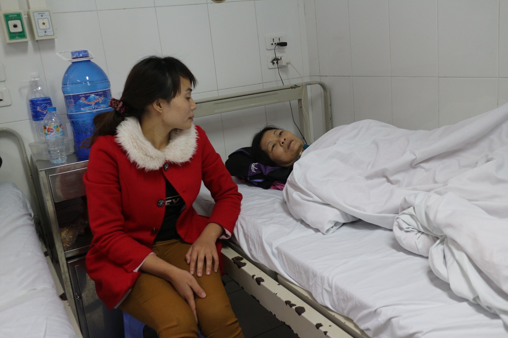 Nguoi phu nu phai cat mot ben than do nghi ngo ung thu hinh anh