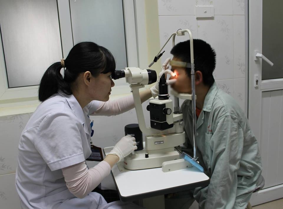 Be trai 11 tuoi nhap vien vi manh vo kinh can dam vao mat hinh anh