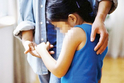 Dau hieu chung to tre da bi xam hai cha me can biet hinh anh