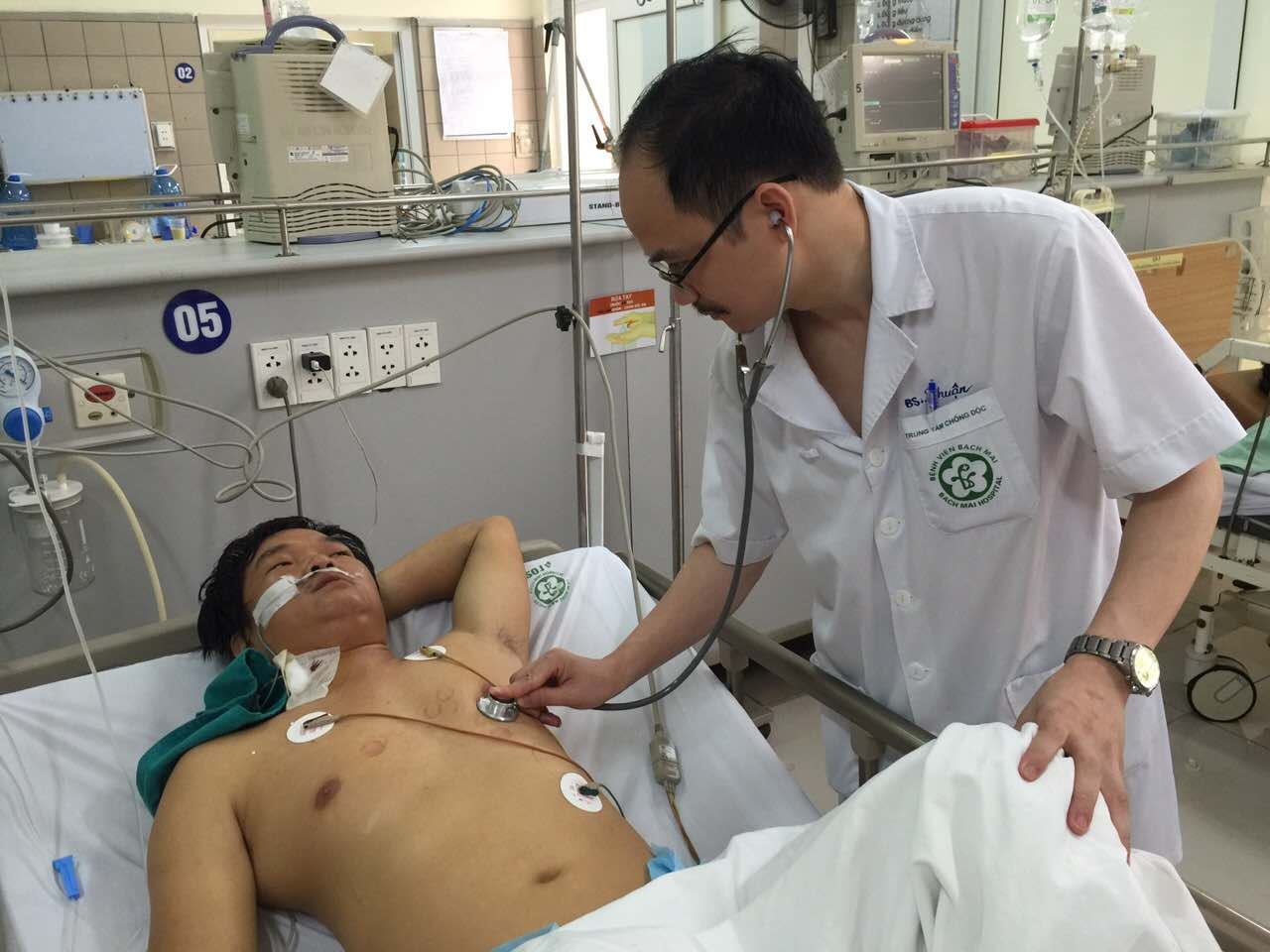 Ba nguoi trong mot gia dinh nguy kich sau khi an nam doc hinh anh