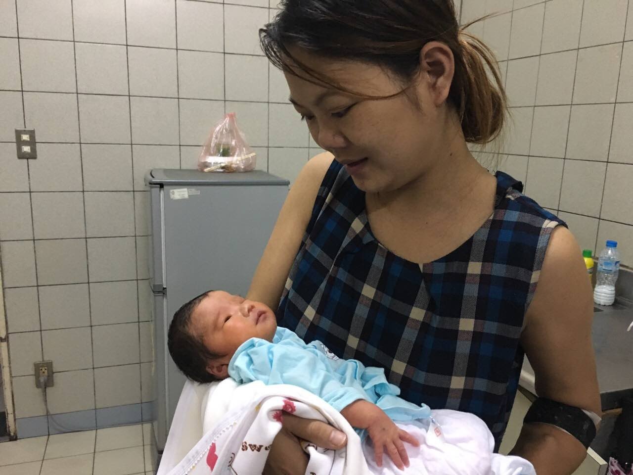Me suy than giai doan cuoi sinh con nang 2,2 kg hinh anh