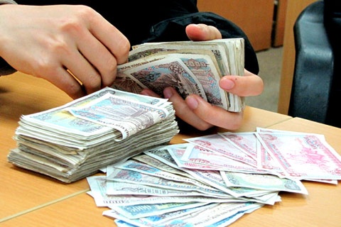 Sai lam khi dung tay tham nuoc bot de dem tien hinh anh
