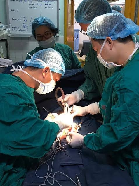 Khối u hơn 10 cm chèn trong ngực bé trai ảnh 1 Khoi u hon 10 cm chen trong nguc be trai anh 1