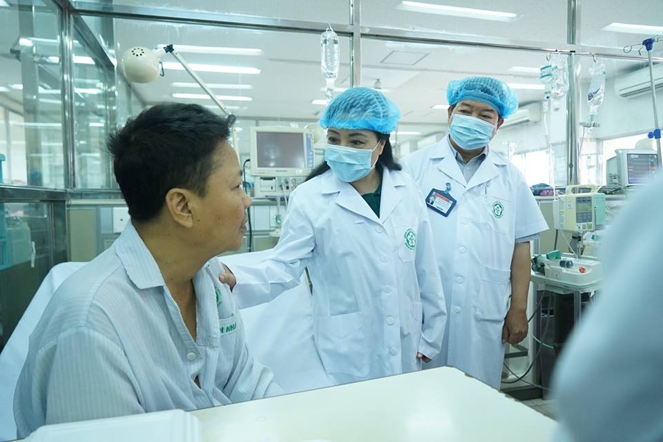 Bộ trưởng Tiến thăm bệnh nhân sốc phản vệ  ảnh 1 Bo truong Tien tham benh nhan soc phan ve anh 1