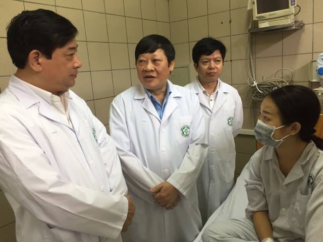 Bộ trưởng Tiến thăm bệnh nhân sốc phản vệ  ảnh 2 Bo truong Tien tham benh nhan soc phan ve anh 2