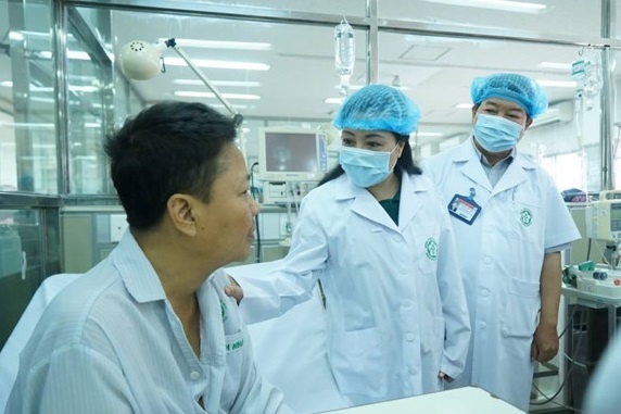 10 benh nhan trong vu tai bien y khoa o Hoa Binh xuat vien hinh anh